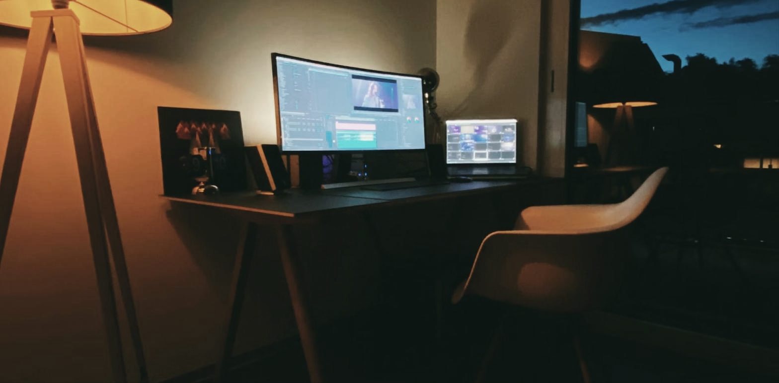 Arbeitsplatz zu Hause am Abend mit Stehlampe und Monitor